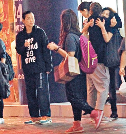 何韵诗被曝瞪邓九云与女友人拥抱醋意浓