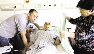 9月17日，北京某医院，庄则栋长子庄飙、庄夫人佐佐木敦子，共同照顾卧床的庄则栋。