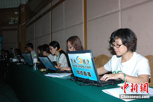 广东湛江市19日举行两年一度的县(市、区)委书记述职述廉活动，本次活动采用微博直播。