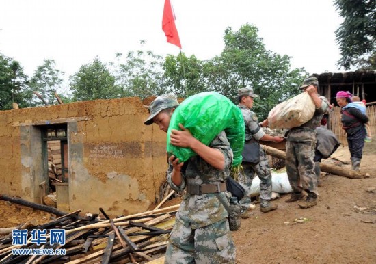饿奋战在地震灾区的云南预备役师官兵