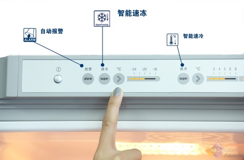 博世KGF23567TI冰箱的操作界面，优化了功能按键，一键即可开启速冷、速冻，内置电脑控制系统精确降温，达到理想的储存温度。