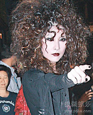 陈慧琳白面扮"女鬼" 豪言万圣节"蒸熟"两子