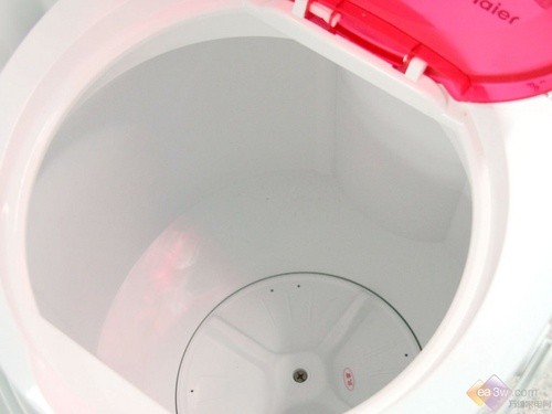 在这款看似简单的单洗机中，还有这样一个贴心的抗菌材质的细节设计，让您可以安心洗涤贴身小件衣物，方便安心。