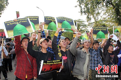 9月14日下午，超过300名印尼穆斯林民众在雅加达美国驻印尼大使馆前举行示威活动，抗议一部美国电影涉嫌诋毁伊斯兰教先知默罕默德。中新社发 顾时宏 摄