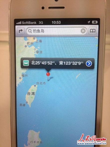 在输入“钓鱼岛”进行搜索时，地图仅标注了钓鱼岛所在位置的经纬度及方位信息，无任何具体名称显示。