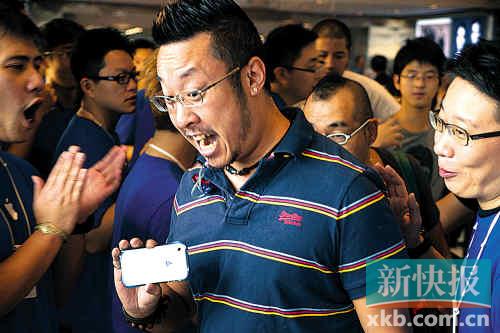 9月21日，香港发售苹果iPhone5手机。购得新机的“果粉”显得相当兴奋。CFP