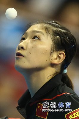 图文:女乒世界杯刘诗雯晋级四强 准备发球
