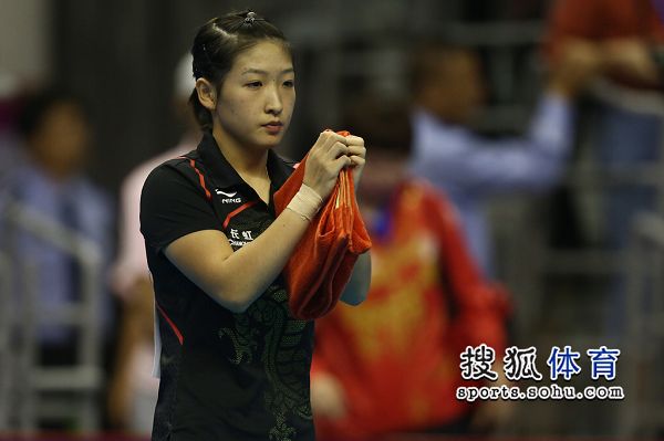 图文:女乒世界杯决赛赛况刘诗雯叠毛巾