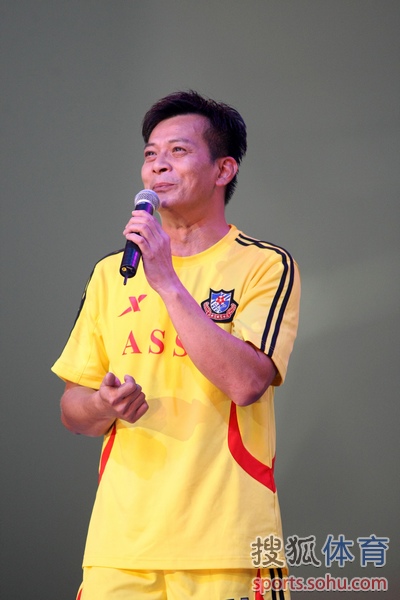 香港明星队助力慈善赛 陈小春张卫健献艺