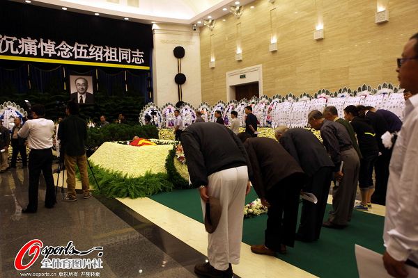 图文:伍绍祖遗体告别仪式举行 人们前来悼念