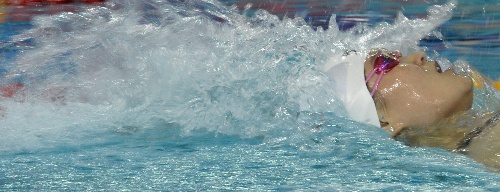图文:2012游泳全国锦标赛 周妍欣在比赛中