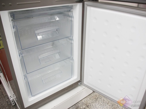 在制冷方面，这款冰箱选用双循环制冷技术，可独立关闭冷藏室或者冷冻室，两者互不影响。