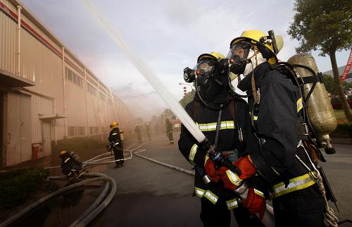 上海举行城市工业园区厂库房综合消防演练(图