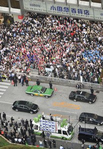 民党总裁选举候选人的街头演讲在JR新宿站西