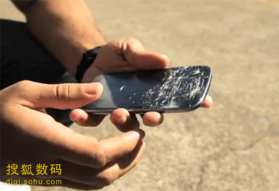 视频:iPhone 5与三星S III变态暴力防水性测试