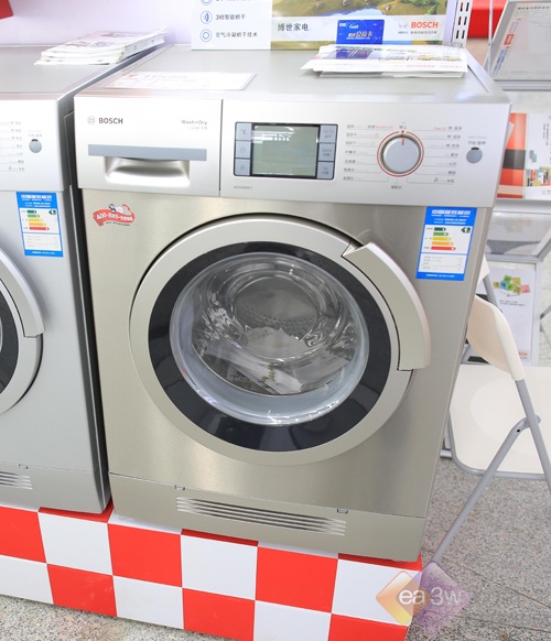 这款博世WVH30569TI洗干一体机，采用银灰色磨砂机身，稳重而雅致，可有效避免指纹的产生。直线型的设计方式，方便于嵌入式安装在家庭中，不必要为洗衣机的突兀而担心。