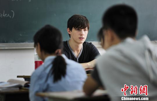 德国帅课件重庆任教常引围观被赞堪比知名男模免费初中地理小伙图片