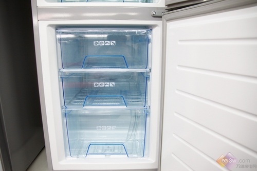 低温自动补偿，冰箱在任何季节都能正常运转，能效等级达到了一级标准，超节能设计，省电又省钱。