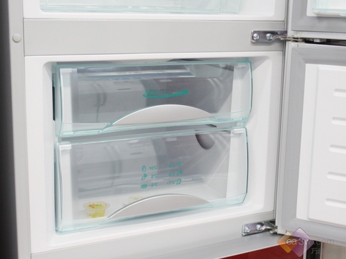 无需手动调节温度，只需一键，冰箱自动运行到最佳温度。控温精确度超过普通冰箱10倍，锁住营养不流失。