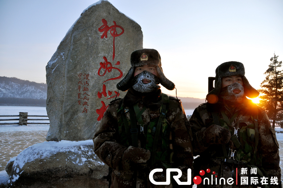 哨兵在神州北极石进行站岗执勤 摄影：詹虎