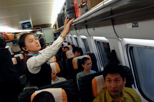 西安开通至广州等7对高铁跨线动车组列车(组图
