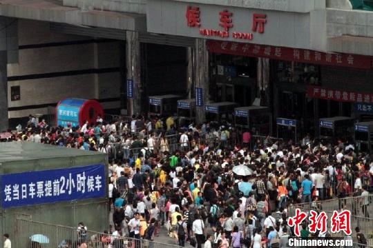 图为28日南昌火车站广场正在进站的旅客。蔡栩摄