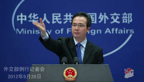 2012年9月28日，外交部发言人洪磊主持例行记者会。