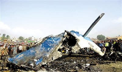 尼泊尔一架小型客机28日上午在首都加德满都特里布万机场附近坠毁，16名乘客和3名机组人员全部遇难，包括4名中国公民和一名美籍华人。