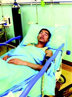 楚天都市报讯 图为：小邱躺在急诊室病床上接受治疗