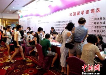 2012年广州国际教育展6月30日在广州拉开帷幕，图为展会现场。(奚婉婷　摄) 