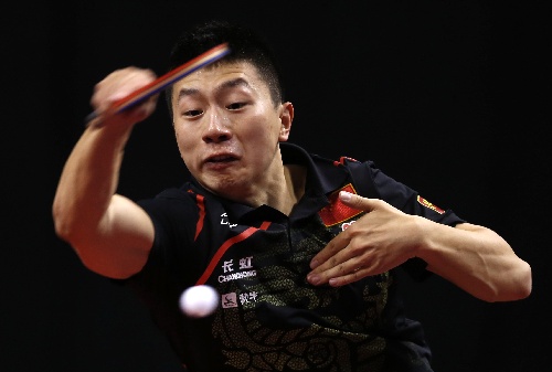 图文:男子乒乓球世界杯赛况 马龙在比赛中回球