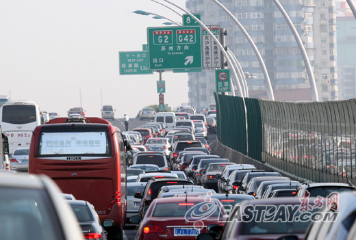 图为g2京沪高速拥堵延续至中环路入口,车辆大排长龙.