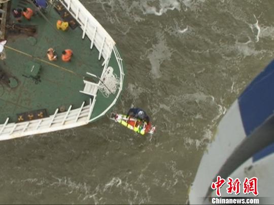 一艘从天津返回台湾高雄的台湾籍油船29日在威海海域遭遇风浪搁浅，一台湾籍船员在维修船只过程中受伤，生命垂危。经北海救助飞行队及时救助，这名船员已脱离生命危险。张洪彬摄