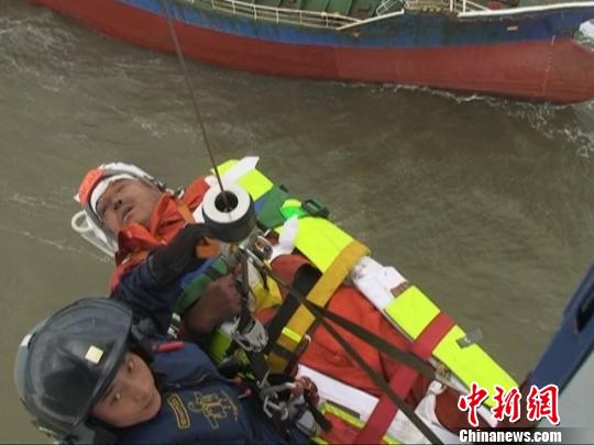 一艘从天津返回台湾高雄的台湾籍油船29日在威海海域遭遇风浪搁浅，一台湾籍船员在维修船只过程中受伤，生命垂危。经北海救助飞行队及时救助，这名船员已脱离生命危险。张洪彬摄