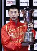 图文：男乒世界杯马龙夺冠 马龙举起奖杯