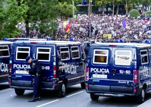 西班牙马德里民众包围议会抗议紧缩