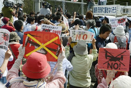 9月30日下午2点30分左右，冲绳居民在美军普天间机场的大山大门前抗议，反对部署“鱼鹰”运输机。（共同社）