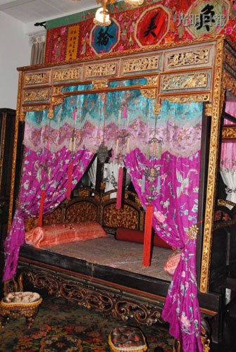 具古典风格的娘惹传统卧床。（图：马来西亚光明日报）