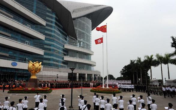 10月1日,中华人民共和国国旗和香港特别行政区区旗飘扬在金紫荆广场