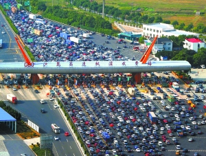 沪昆高速枫泾收费站里里外外堵了个严严实实。 CFP供图