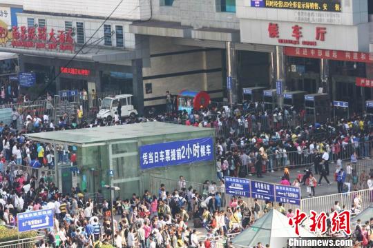 图为9月30日中秋节当天，在南昌火车站陆续进站的旅客。蔡栩摄