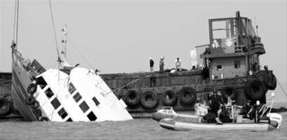 昨天，搜救人员在南丫岛撞船事故现场作业