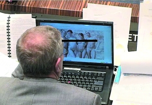美国佛罗里达州共和党议员迈克・贝内特有麻烦了。正当其他议员聚精会神在该州首府的议会大厅中讨论一项堕胎法案时，这名资深议员却在浏览色情图片。这一幕，恰好被其身后的摄像机捕捉到。