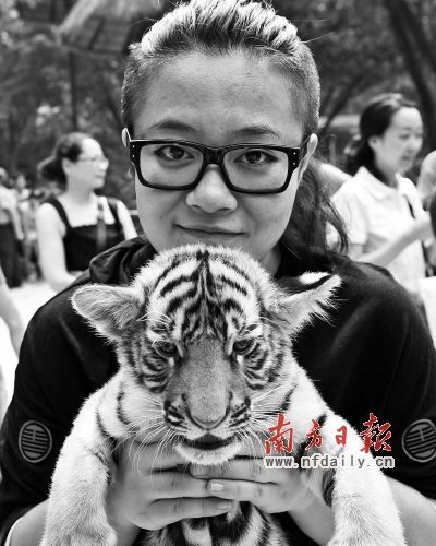 中国好声音学员畅游香江 与动物亲密接触
