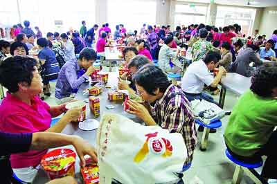  无锡第一女中百年校庆午餐，众多老校友边吃泡面边叙旧。 张建波 摄