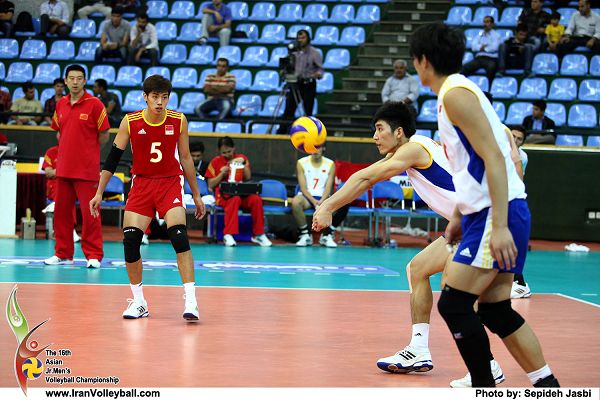 图文:亚青赛男排0-3日本摘银 韩添伊垫接一传