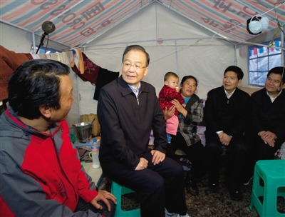 10月6日，温家宝来到云南省彝良县洛泽河镇的虎丘村受灾群众的帐篷安置点，看望受灾群众。 新华社记者 李学仁 摄