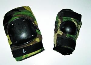 中国制造的军用护膝.资料图片
