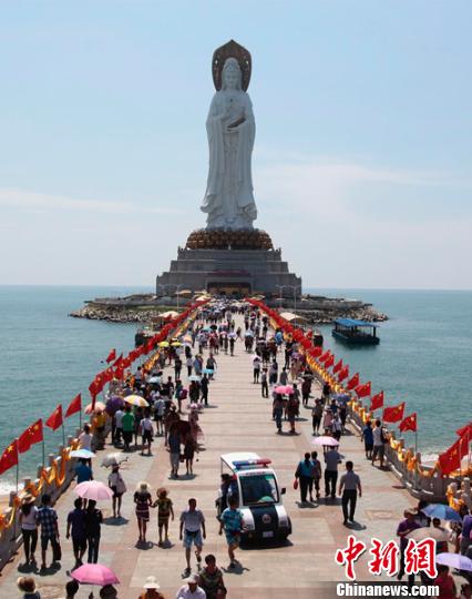 10月2日，游客在三亚南山景区瞻仰海上观音。陈文武摄