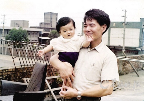 原文配图:1976年陈书言手抱女儿陈心怡。